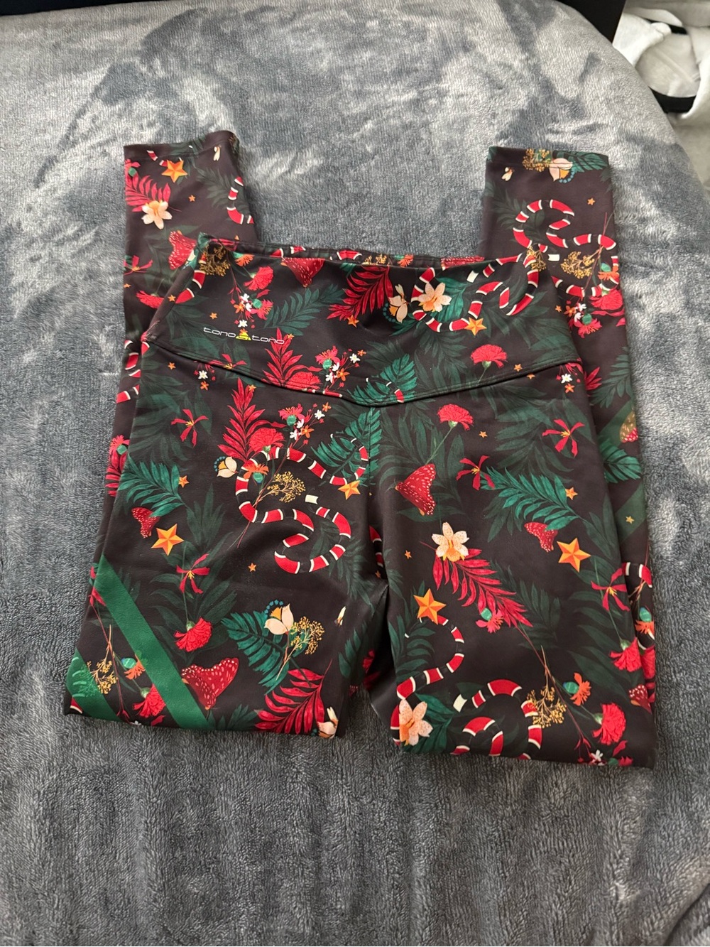 Tono a Tono exotic Leggings - Black with Red & Green Floral Pattern